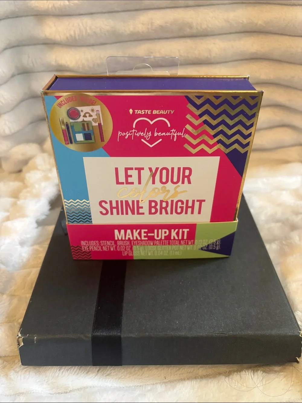 Let Your Shine Bright Make-Up & The Crème Shop Fuzzy Fantasy Bath Bomb Stitch